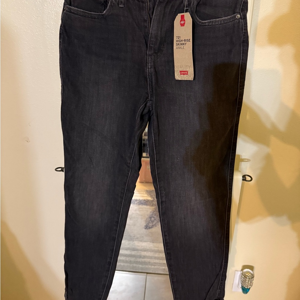 Adorable black Levi's jeans 🖤🖤
